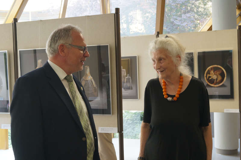 Die Künstlerin Lotte Reimer und Landrat Hans-Ulrich Ihlenfeld (Foto: Kreisverwaltung Bad Dürkheim)