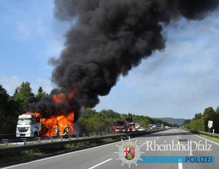 Das Fahrzeug brannte vollständig aus, und auch die geladenen Autoteile wurden komplett zerstört. Durch die Hitze wurde auch der Fahrbahnbelag beschädigt