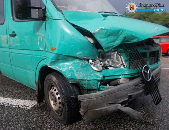 Der Hyundai des Unfallverursachers wurde von dem Transporter beim Abbiegen "erwischt" und stark beschädigt