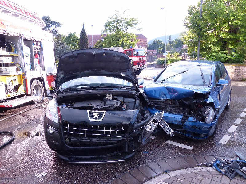 Beide Fahrer wurden durch den Aufprall leicht verletzt. (Foto: Feuerwehr Neustadt)