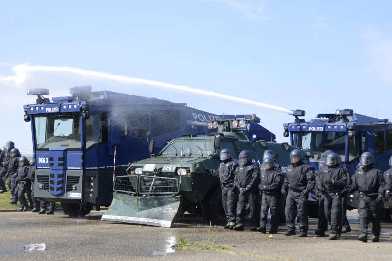 Übung mit Wasserwerfern und Räumfahrzeug (Foto: Bundespolizei)