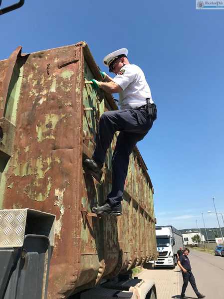 Abfallkontrolle am LKW