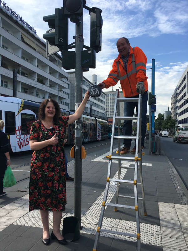 Stadträtin Sylvia Weber und Siemens-Mitarbeiter Volker Herrmann bei der Installation der CSD-Ampelpärchen an der Konstablerwache (Foto: Stadt Frankfurt)