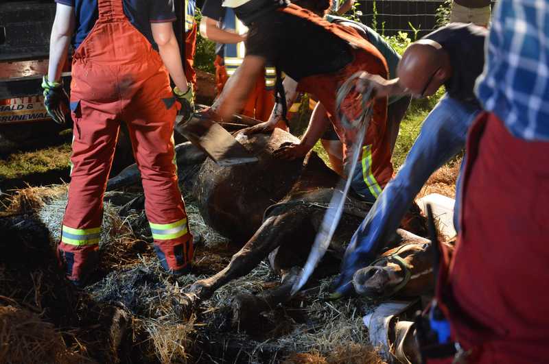 Bei dem schwierigen, stundenlangen Einsatz wurde ein Feuerwehrmann verletzt und in eine Klinik gebracht