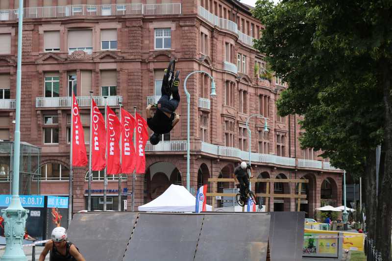 BMX-Stunts in Mannheim bei Sport und Spiel