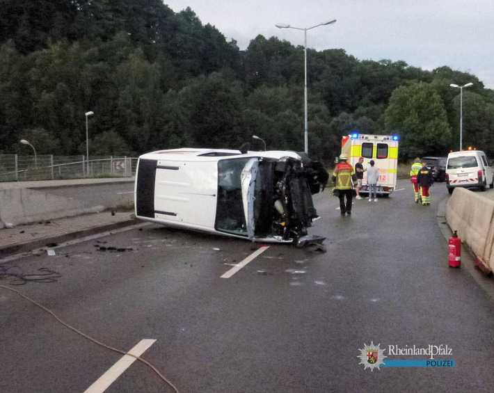 Quer über beide Fahrspuren blieb der Renault liegen. An dem Fahrzeug entstand wirtschaftlicher Totalschaden