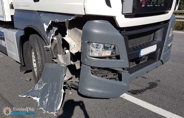 Der LKW wurde ebenfalls erheblich beschädigt