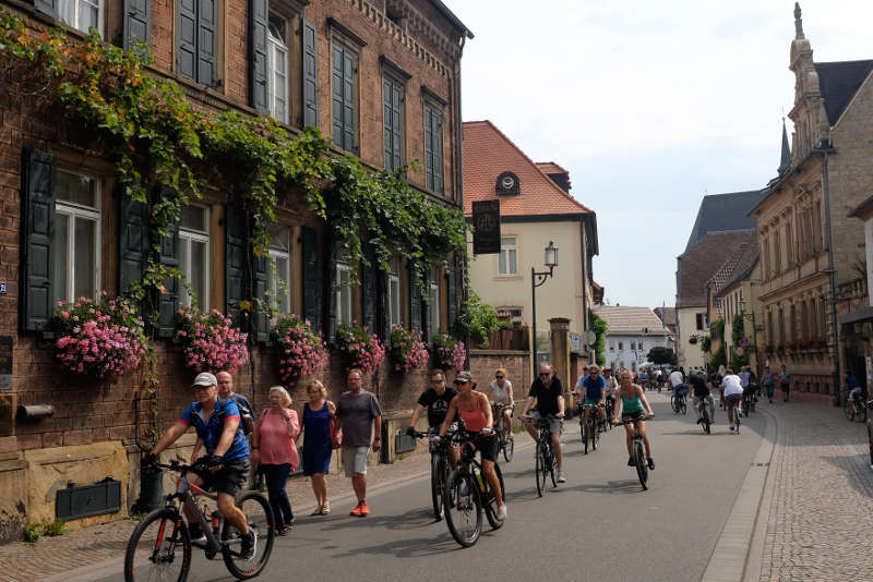 Radfahrer in Deidesheim (Foto: Pfalzwein)