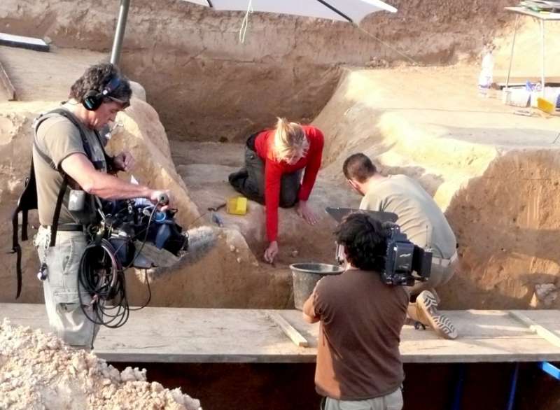 Dreharbeiten auf einer Grabungsfläche (Foto: GDKE Rheinland-Pfalz – Direktion Landesarchäologie, Außenstelle Speyer)