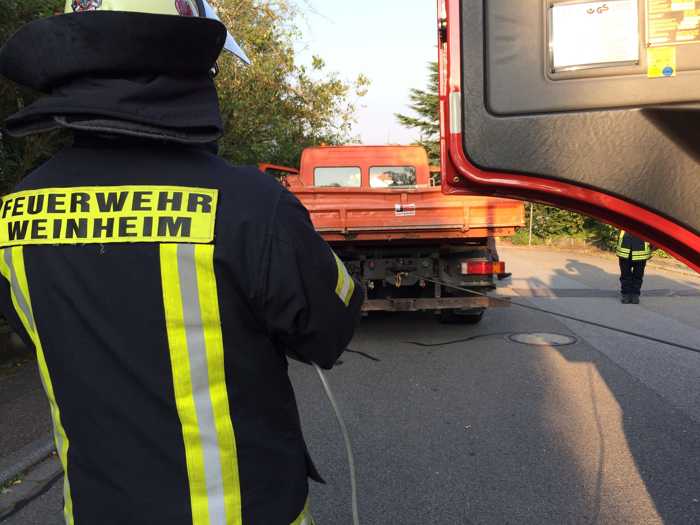 Einsatz am Vorgarten - LKW verliert Betriebsstoffe (Mirko Schöbel)