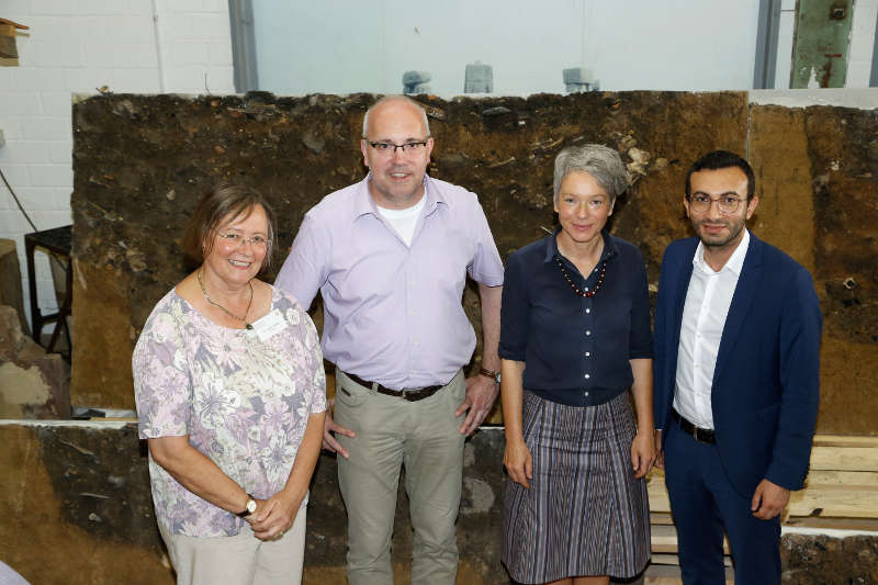 Andrea Hampel, Carsten Wenzel, Ina Hartwig und Mike Josef stellen Lackprofil eines Ausgrabungsfundes aus der Römerzeit vor (Foto: Uwe Dettmar)