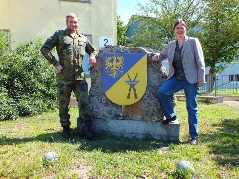 Hauptfeldwebel Thomas Finck und Dr. Paula Schneider (Foto: Stabsfeldwebel Frank Wiedemann)