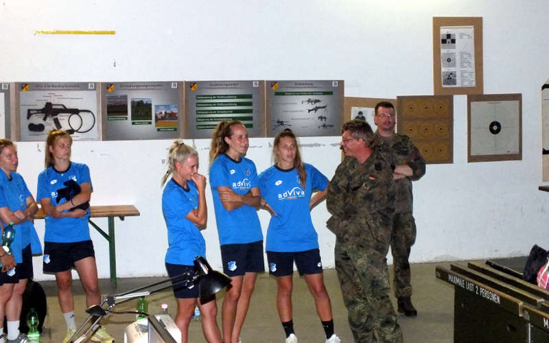 HFw Wabnik im Gespräch (Foto: Stabsfeldwebel Frank Wiedemann)