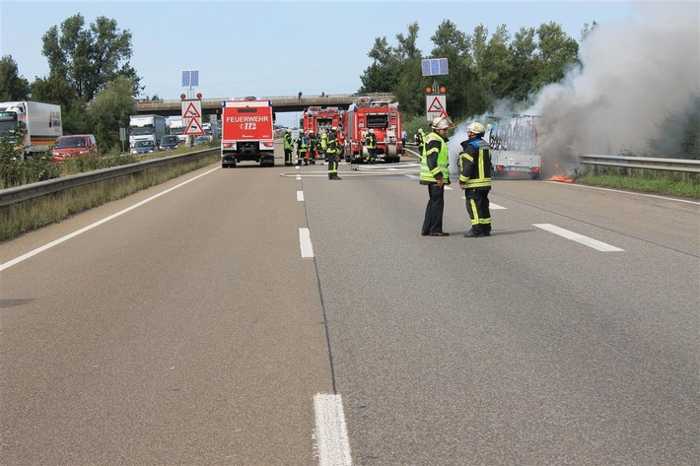 Das Ende einer Urlaubsrückreise - Vollbrand des PKW samt Anhänger - Die BAB wurde für 15 min. gesperrt