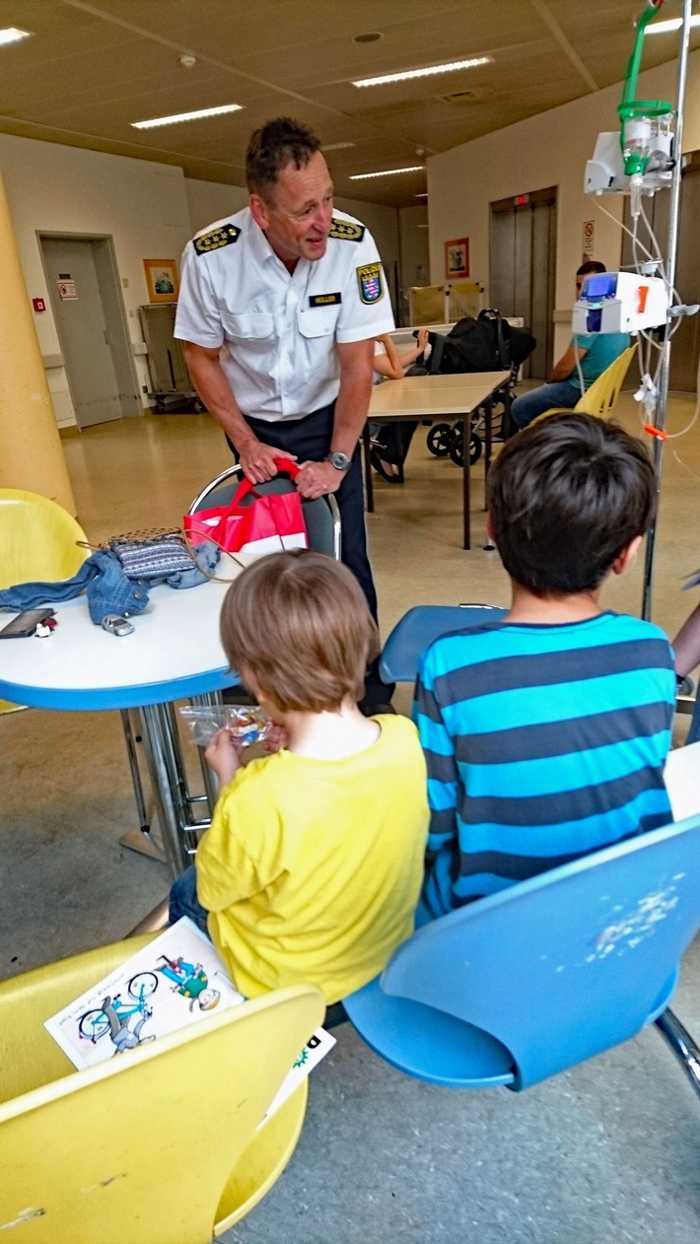 Der Polizeipräsident besuchte auch andere Kinder im Krankenhaus und brachte Geschenke mit