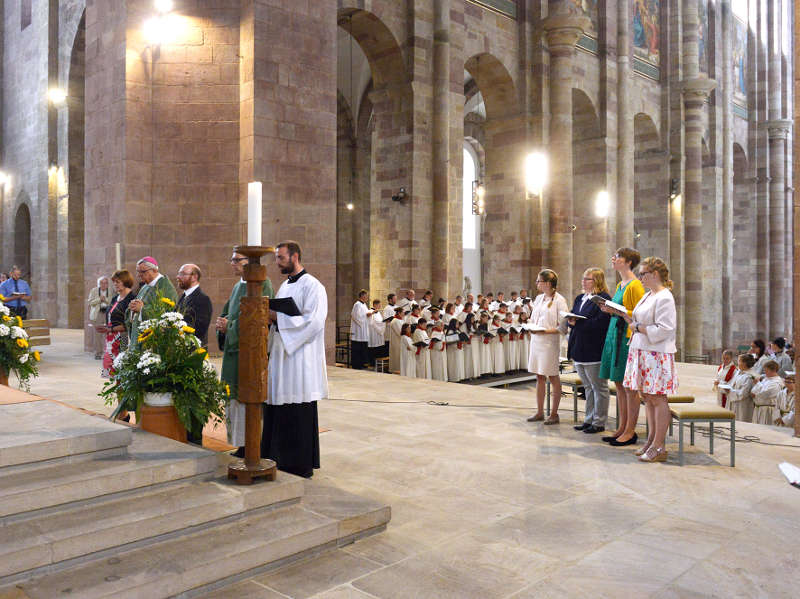 Beauftragt zum seelsorglichen Dienst in der Kirche (rechts vorne, v.l.n.r.: Amanda Wrzos, Nina Bender, Dominique Haas und Kerstin Humm) (Foto: Klaus Landry)