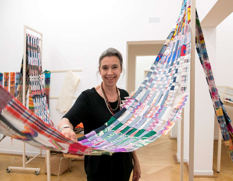 Die Künstlerin Susanne Sitterding mit ihrem Webstück 'Endless Global Weaving' im Weltkulturen Museum (Foto: Wolfgang Günzel)