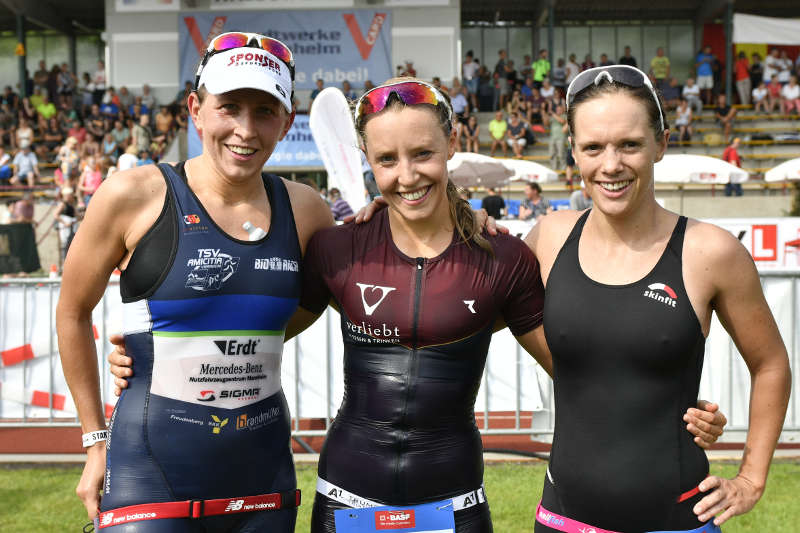 v.l.: Simone Hofmann, Katharina Wolff und Leonie Poetsch beim Viernheim Triathlon, BASF Triathlon Cup 2017. (Foto PIX-Sportfotos)