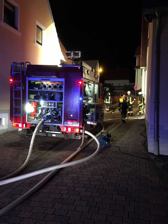 Die Feuerwehr der VG Weilerbach in Rodenbach bei der Bekämpfung eines Wohnungsbrandes