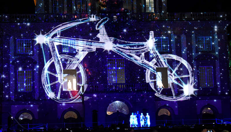Spektakuläre Lichtinstallation lässt Besucher bei Monnem Bike - die Show staunen (Foto: Thomas Tröster)