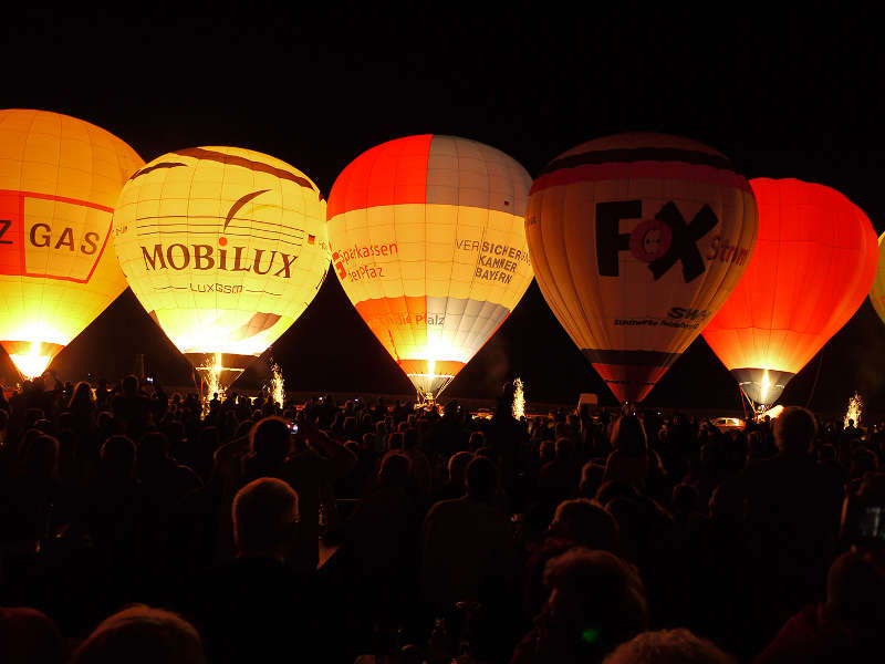 Abendliches Ballonglühen beim Segelfliegerfest 2012 (Foto: Uschi Bingemann)