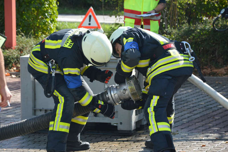 Wassertrupp beim kuppeln des Saugschutzkorbes (Foto: Anastasia Kronauer)