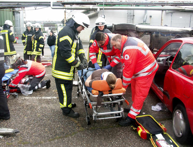 Beim zweiten Szenario kommt es am Rande des Einsatzes zu einem Verkehrsunfall, bei dem eine schwer verletzte Person gerettet werden muss. (Foto: Henkel)