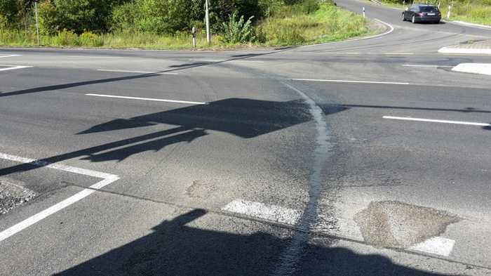 pol-ka-ka-karlsdorf-neuthard-graben-neudorf-grossflaechige-strassenverunreinigung-durch-ausgelaufene (1)