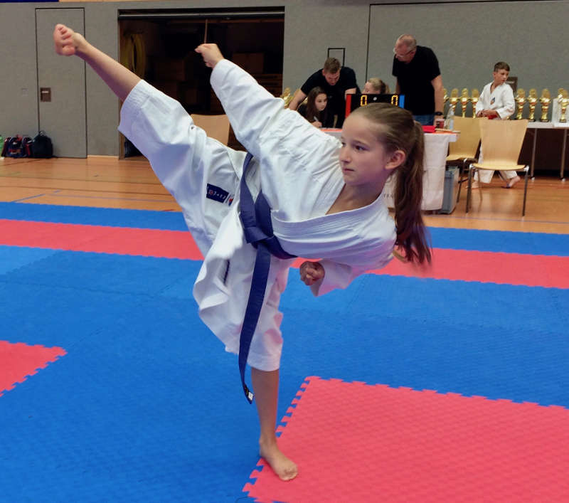 Jana Weber mit einem hohen Fußkick (Foto: BCRN)