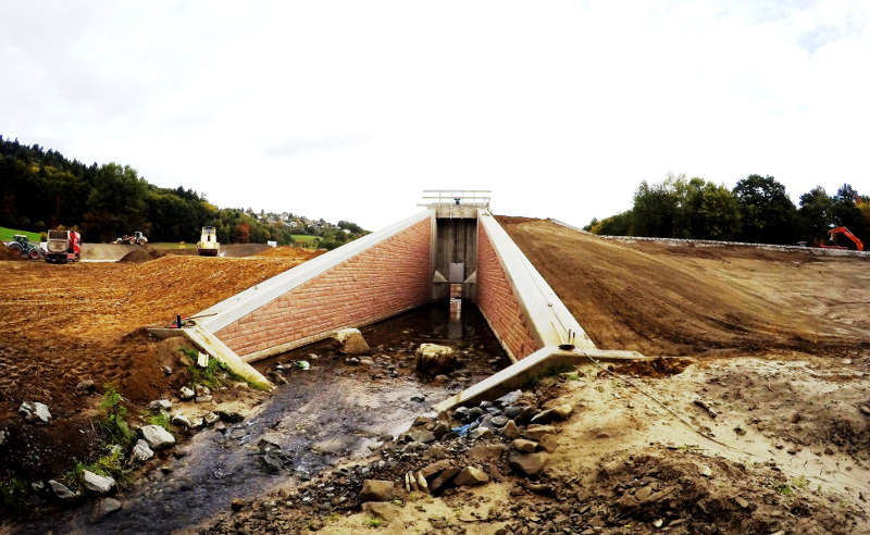 Für den Bau des Rückhaltebeckens waren umfangreiche Erdarbeiten notwendig. (Foto: RP Darmstadt)