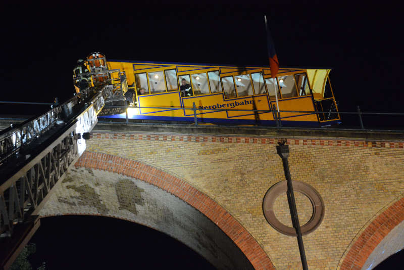 Die Passagiere wurden über die Drehleiter gerettet (Foto: Stefan Gärth)