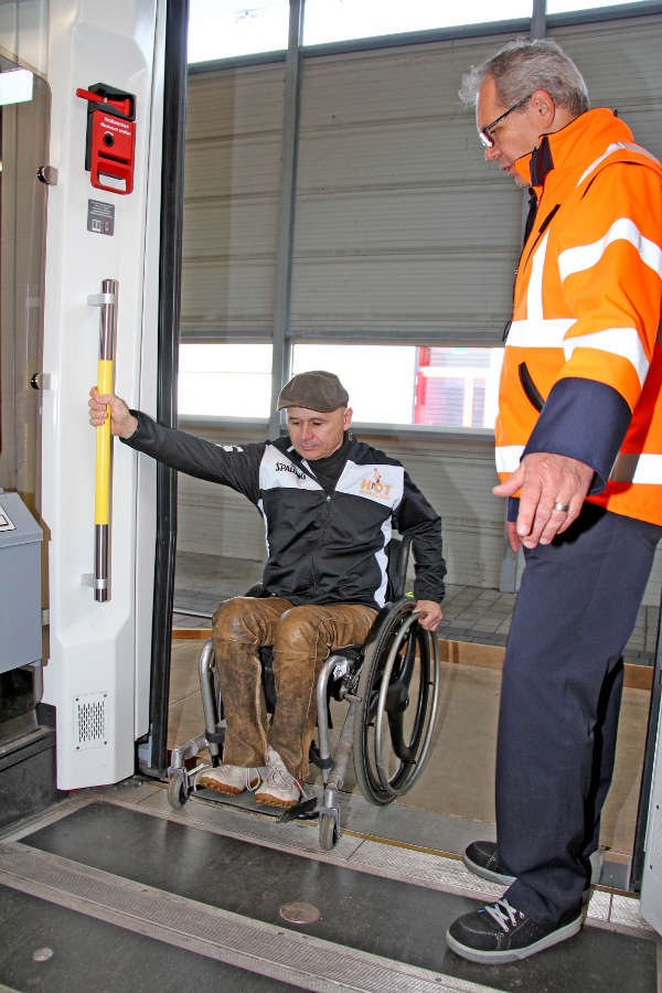 Barrieren überwinden: Wertvolle Tipps für den sicheren Ein- und Ausstieg bei Bussen und Bahnen erhielten die Teilnehmer beim heutigen Mobilitätstraining im Betriebshof der Verkehrsbetriebe Karlsruhe (Foto: KVV)