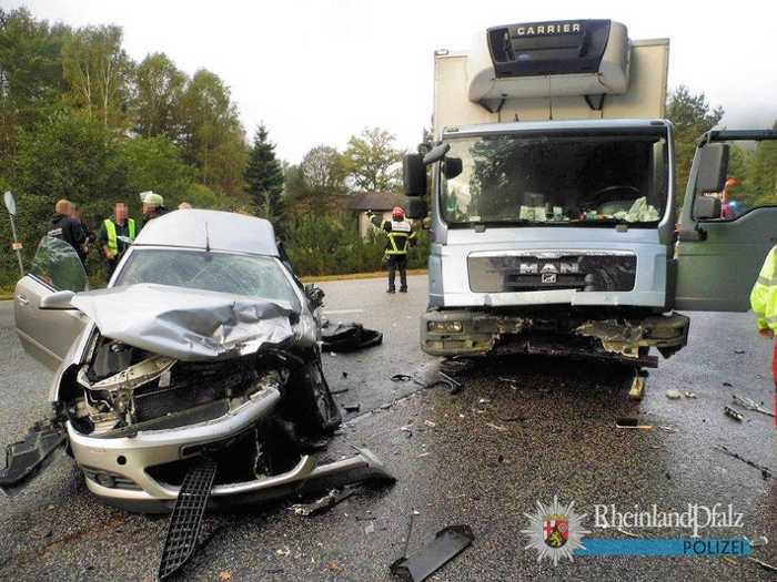 Der Lkw-Fahrer wollte geradeaus weiterfahren - und damit die Vorfahrtstraße verlassen - die Pkw-Fahrerin wollte der Vorfahrtstraße folgen. Die Frau erlitt lebensgefährliche Verletzungen.