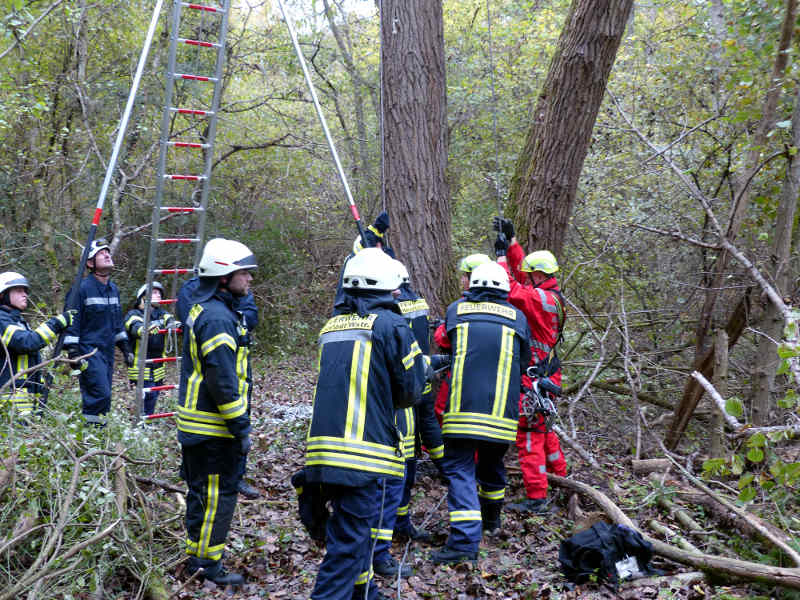 Vorbereitung der Rettung des Springers (Foto: Feuerwehr Neustadt)