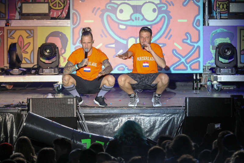 Die Headliner des Abends, die Hip-Hop-Crew 257ers aus Essen, rappten in lustigen Shirts und Kostümen vor bunter Kulisse. (Foto: bigFM/Boris Korpak)