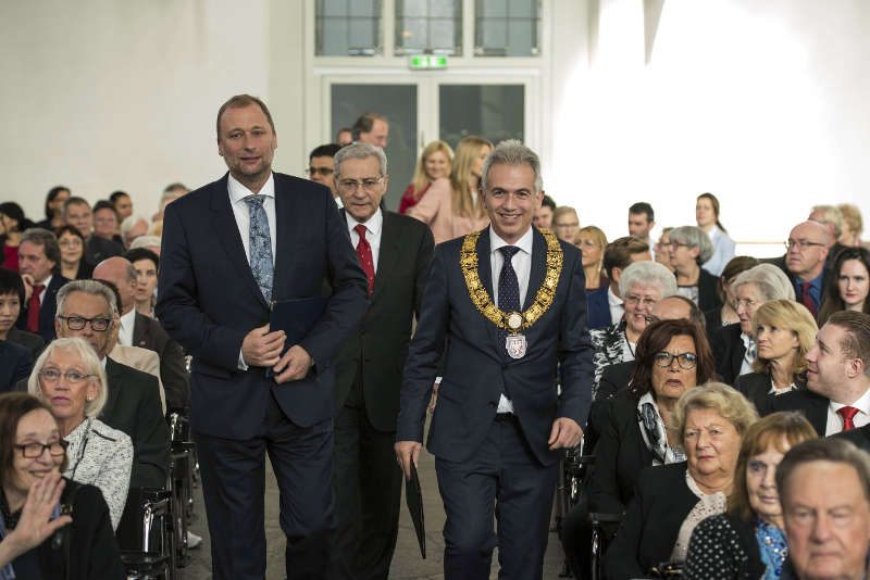 Tomáš Jan Podivínský (li.), Botschafter der Tschechischen Republik, mit Oberbürgermeister Peter Feldmann. (Foto: Heike Lyding)