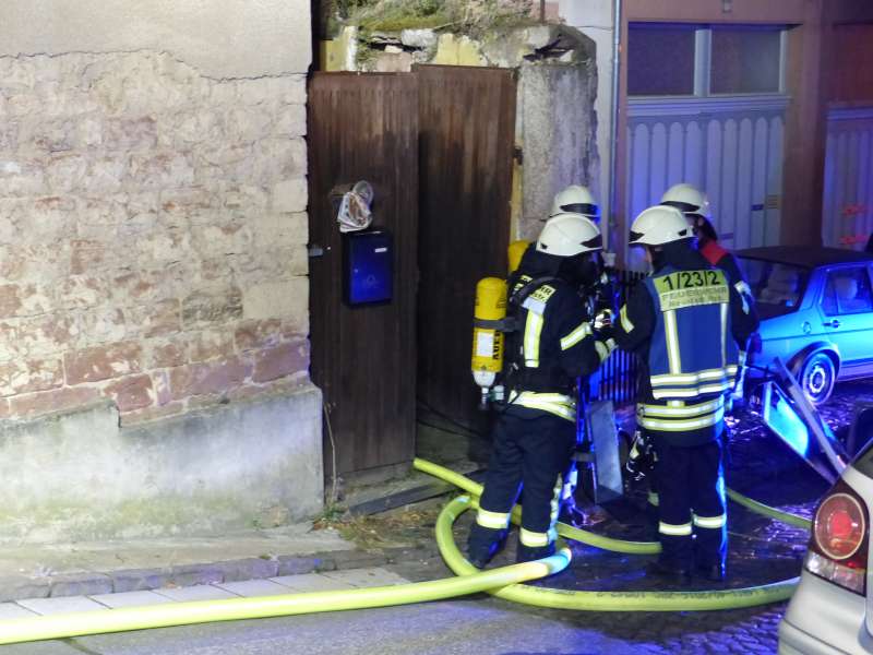 Feuerwehrleute beim Außenangriff (Foto: Feuerwehr Neustadt)