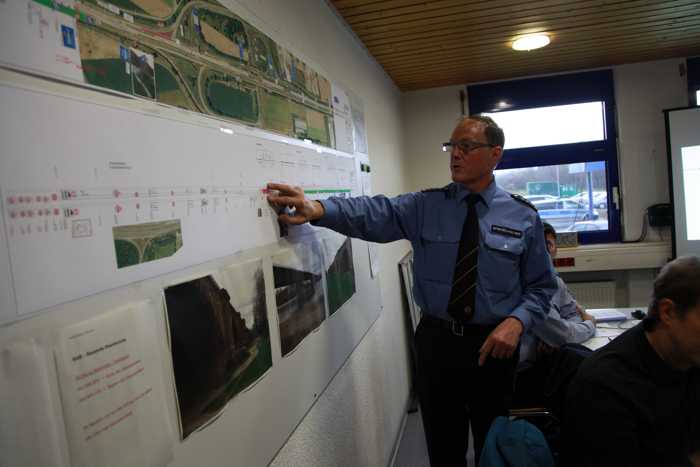 Rolf Spiegelhalter, Leiter der Autobahnstation Ruchheim erklärt den Einsatz an der A6