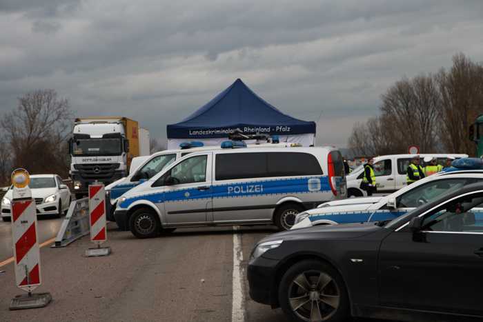 Die Kontrollstelle an der Brücke nach Mannheim - Das LKA Rheinland-Pfalz hat ein Info-Zelt aufgebaut