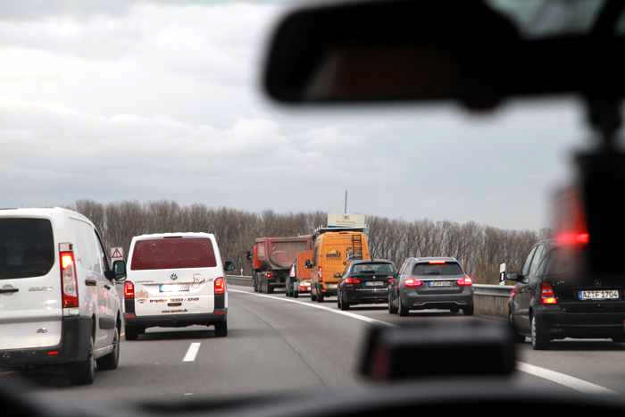 Und immer wieder das gleiche Bild - Wir nähern uns mit hoher Geschwindigkeit, Blaulicht und Martinshorn - Dennoch schaffen ein nicht Alle rechtzeitig die Rettungsgasse zu bilden