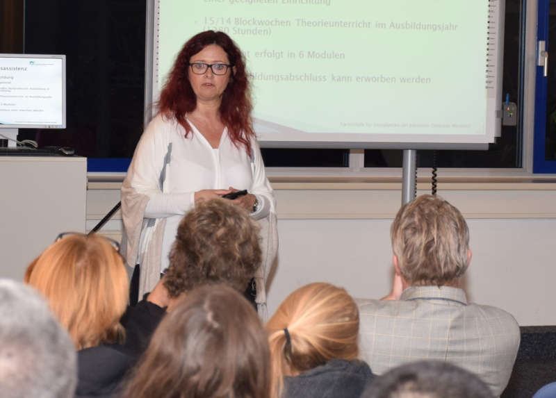 Leiterin Birgit Thoma erklärte den Besuchern beim Info-Abend das Ausbildungsangebot der Fachschule. (Foto: Walter)