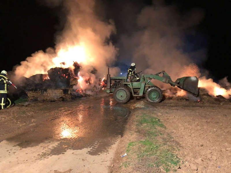 Ein Radlader kam zum Einsatz (Foto: Feuerwehr Haßloch)