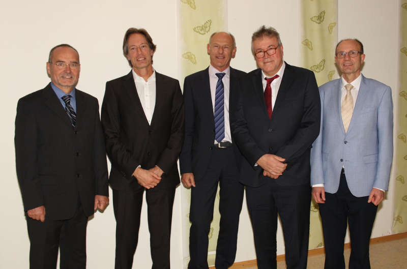 Der scheidende und der neue Chefarzt der Orthopädie und Unfallchirurgie mit Gratulanten (v.l.n.r.): Dr. Helmut Reinhard, Dr. Bernhard Nitsche (Ärztlicher Direktor der GRN-Klinik Eberbach), Rüdiger Burger, Dr. Martin Stark und Martin Hildenbrand. (Quelle: GRN)