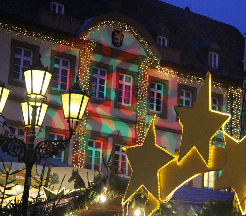 Weihnachtlich beleuchtetes Rathaus (Foto: Paola Tonello)