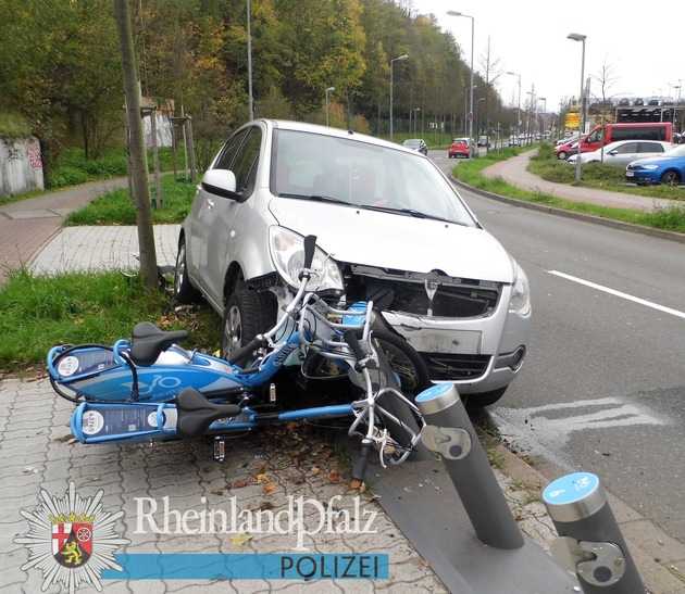 Weil sie Gas- und Bremspedal verwechselte, baute die Autofahrerin diesen Unfall und räumte die Fahrrad-Verleihstation ab