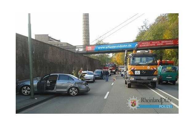 An dem Mercedes entstand Sachschaden in fünfstelliger Höhe