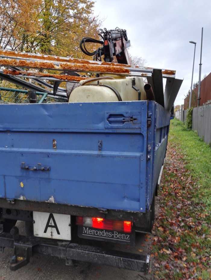 Die ungesicherte Ladung drückte hier schon die Bordwände nach außen.