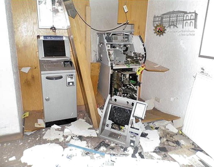 Der Geldautomat wurde durch die Sprengung völlig zerstört.
