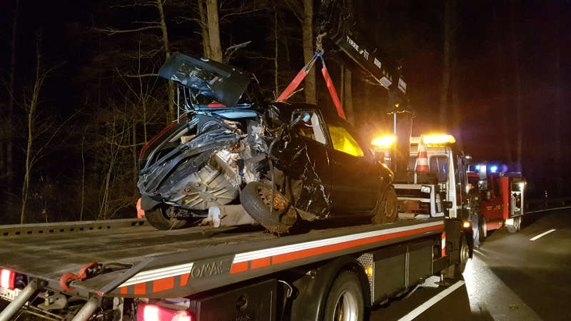 Der UnfallPKW auf dem Abschleppfahrzeug (Foto: Presseteam der Feuerwehr VG Lambrecht)