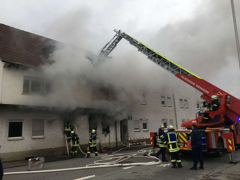 Aufwendige Löscharbeiten (Foto: Ralf Mittelbach)